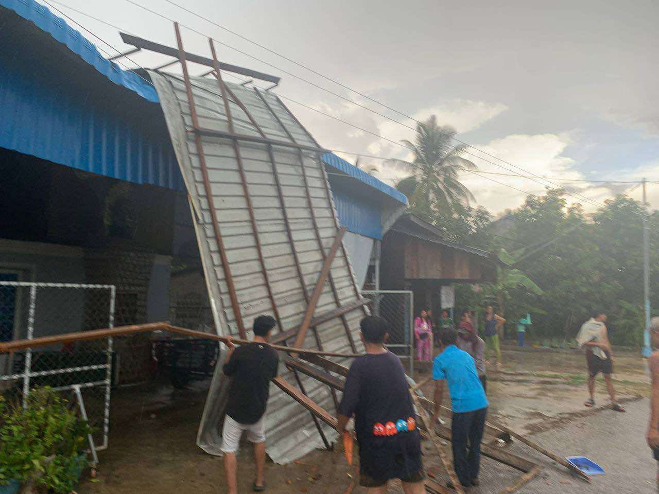 Read more about the article ភ្លៀង​លាយ​ខ្យល់​កន្ត្រាក់ វា.យប្រ.ហា.រ​ផ្ទះ​ប៉ើង​ដំបូល​ហោះ​រំលង​ផ្លូវជាតិ​ទៅ​ប៉ះ​ផ្ទះ​១​ខ្នង​ទៀត