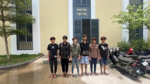 Read more about the article កម្លាំងនគរបាលរាជធានីភ្នំពេញ បង្ក្រាបក្មេងទំនើង ៦នាក់ ដេញកាប់ចាក់ជនរងគ្រោះ ២ករណី