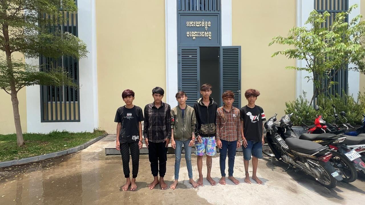 Read more about the article កម្លាំងនគរបាលរាជធានីភ្នំពេញ បង្ក្រាបក្មេងទំនើង ៦នាក់ ដេញកាប់ចាក់ជនរងគ្រោះ ២ករណី