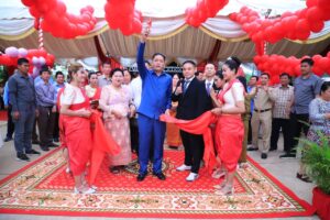 Read more about the article អភិបាលខេត្តត្បូងឃ្មុំ អញ្ជើញសម្ភោធរោងចក្រកាត់ដេ ស៊ីន ហុងប៉េង  និងជួបសំណេះសំណាលជាមួយកម្មករ កម្មការិនី ជាង ៥០០ នាក់